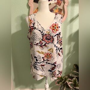 Chelsea & Theodore White Floral V-Neck Sleeveless Top